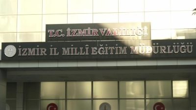 Eğitim İş İzmir Şubeleri üyesi öğretmenler, Milli Eğitim Bakanlığı'nın (MEB)