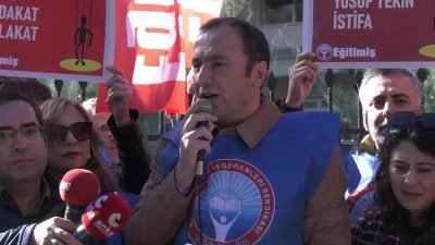Eğitim-İş üyeleri Milli Eğitim Bakanlığı önünde, öğretmen atamalarında uygulanan mülakat