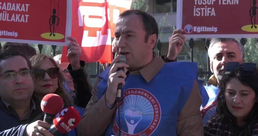 Eğitim-İş üyeleri Milli Eğitim Bakanlığı önünde, öğretmen atamalarında uygulanan mülakat