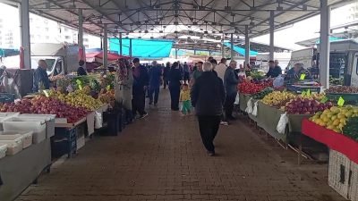 Adana'nın Kozan ilçesinde bir semt pazarında alışveriş yapan vatandaşlar artan
