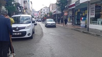 Osmaniye'nin Kadirli ilçesinde emekliler maaşlarının yetmediğinden yakındı. Oğlunun eski ayakkabısını
