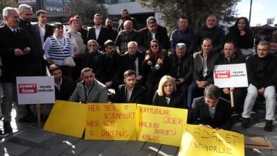 Esenyurt Belediyesi önünde CHP’li meclis üyeleri, oturma eylemi yaptı. Belediye
