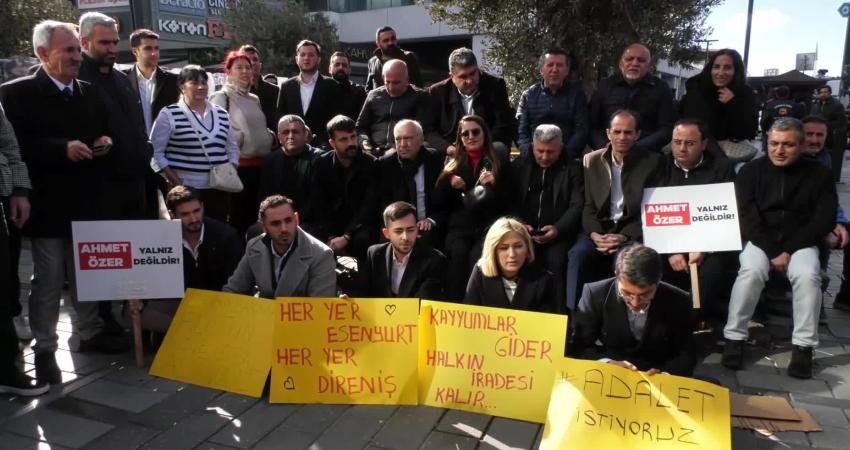 Esenyurt Belediyesi önünde CHP’li meclis üyeleri, oturma eylemi yaptı. Belediye