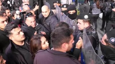 Esenyurt Belediyesi önünde tutulan adalet nöbeti sırasında polis ekipleri, CHP