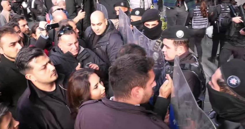 Esenyurt Belediyesi önünde tutulan adalet nöbeti sırasında polis ekipleri, CHP