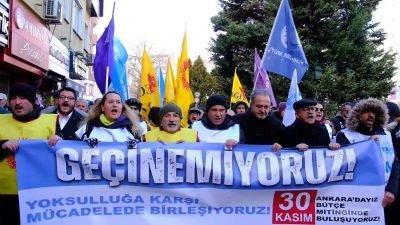 KESK Eskişehir Şubeler Platformu’nun çağrısıyla Köprübaşı’nda toplanan emekçiler “Geçinemiyoruz” diyerek