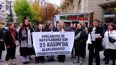 Eskişehir Demokratik Kadın Platformu üyeleri, yaptıkları basın açıklaması ile 25