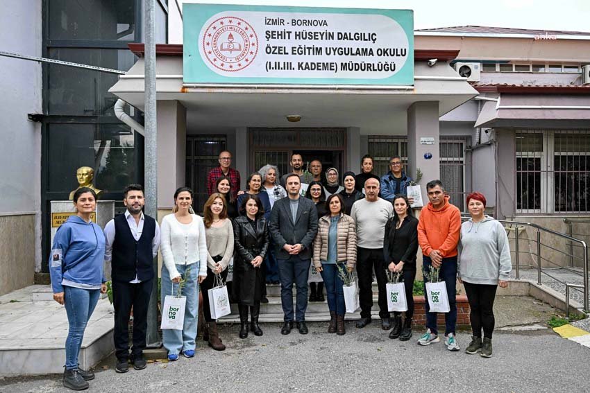 bornova-belediye-baskani-eski-ogretmenlere-zeytin-fidani-hediye-etti