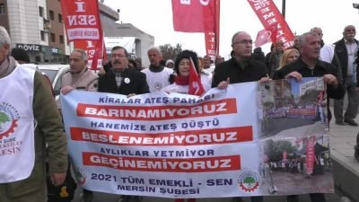 2021 Tüm Emekliler Sendikası Mersin Şubesi, "Geçinemiyoruz" diyerek başlattıkları yürüyüşte