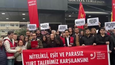 Marmara Üniversitesi Göztepe Kampüsü önünde açıklama yapan bir grup genç,