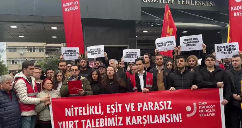 Marmara Üniversitesi Göztepe Kampüsü önünde açıklama yapan bir grup genç,