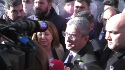 Esenyurt Belediyesi'nin CHP'li meclis üyelerinin belediye binasına alınmamasına CHP Grup