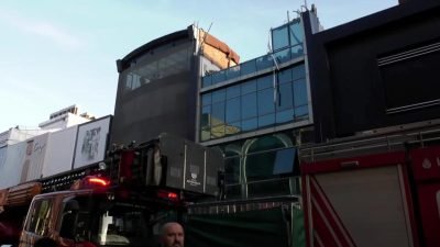 Güngören'de kentsel dönüşüm çalışmaları kapsamında yıkımı süren 3 katlı binada