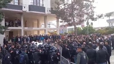 Halfeti Belediye Başkanlığına kayyum atanmasını protesto eden vatandaşlara, polis tazyikli suyla