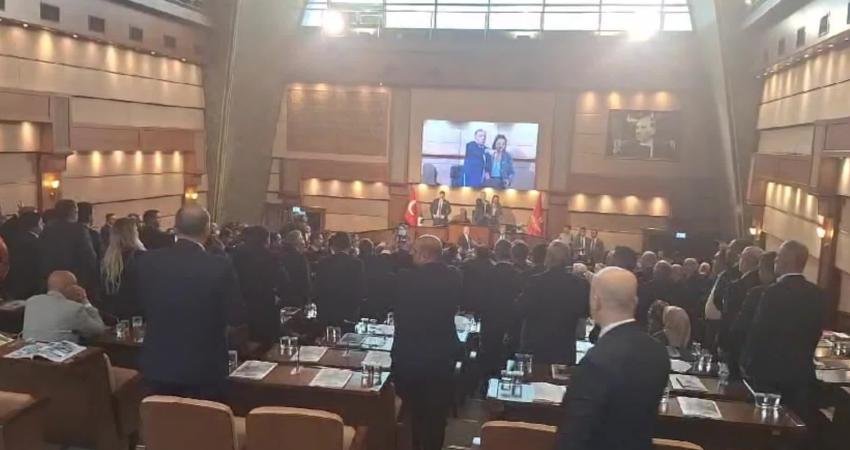 İstanbul Büyükşehir Belediye (İBB) Meclisi'nde yaşanan tartışma sonrası meclis üyeleri