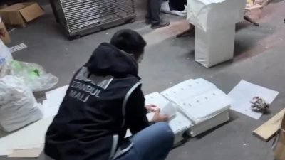 Polisin Fatih ve Zeytinburnu'da düzenlediği operasyonlarda basılmaya ve piyasaya sürülmeye