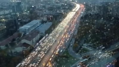Önce lodosun, ardından da şiddetli yağmurun etkili olduğu İstanbul'da akşam