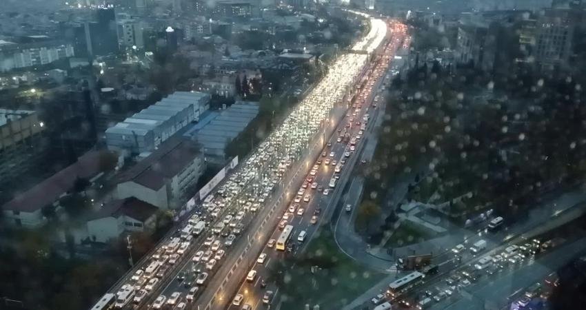 Önce lodosun, ardından da şiddetli yağmurun etkili olduğu İstanbul'da akşam