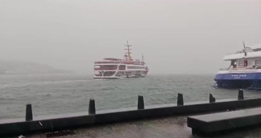 İstanbul’da etkili olan olumsuz hava koşulları deniz ulaşımını aksattı. İstanbul