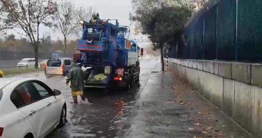 İstanbul genelinde, etkili olan sağanak ve rüzgar nedeniyle su taşkınları