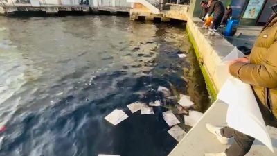 İzmir Büyükşehir Belediyesi ekipleri, Karşıyaka Vapur İskelesi yakınlarında sabah saatlerinde