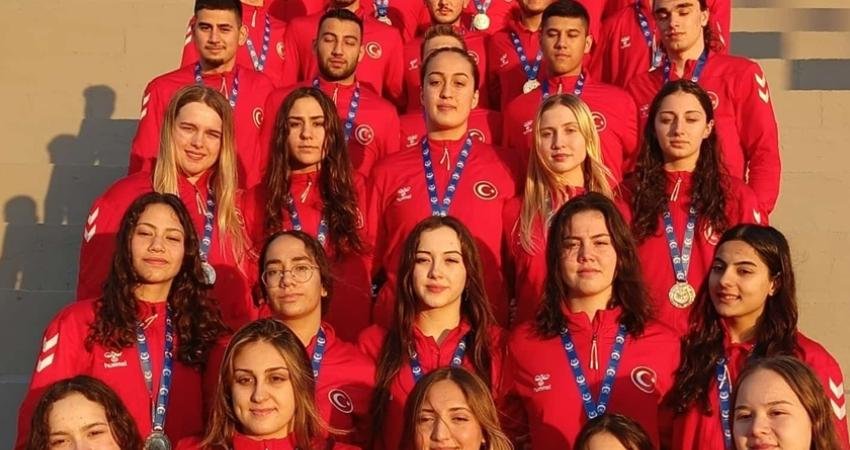 İzmir Büyükşehir Belediyesi Spor Kulübü sualtı ragbisi takımında yer alan