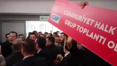 Esenyurt Belediyesi Meclisi'ne girmek isteyen CHP'li üyeler kayyum engeliyle karşılaşt,