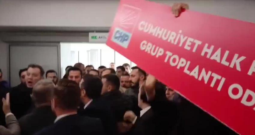 Esenyurt Belediyesi Meclisi'ne girmek isteyen CHP'li üyeler kayyum engeliyle karşılaşt,