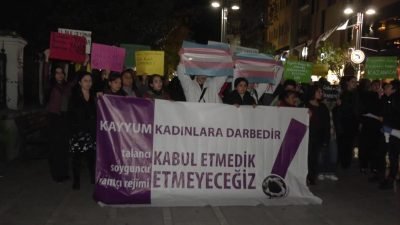 Kadıköy’de toplanan kadınlar, Batman Belediye Başkanı Gülistan Sönük’ün de aralarında