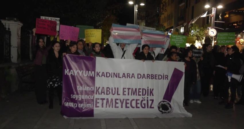 Kadıköy’de toplanan kadınlar, Batman Belediye Başkanı Gülistan Sönük’ün de aralarında