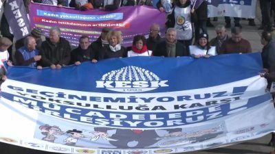 Kamu Emekçileri Sendikaları Konfederasyonu'nun (KESK) "Geçinemiyoruz" mitingi için emekçilerin, Atatürk