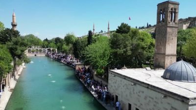 Şanlıurfa Kızılkoyun Nekropolünde kaya mezarlarının bulunduğu mağara girişinde çift dilli yazıt