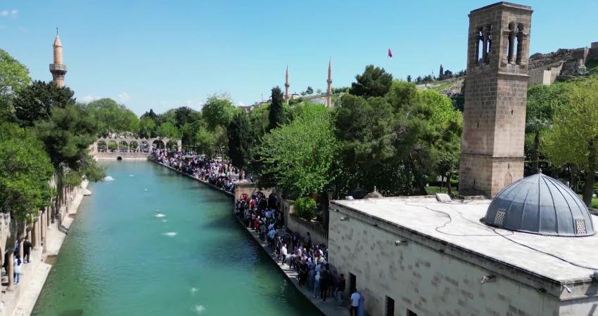 Şanlıurfa Kızılkoyun Nekropolünde kaya mezarlarının bulunduğu mağara girişinde çift dilli yazıt