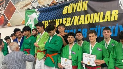 Karaman’da düzenlenen Kuraş Büyük Kadınlar ve Erkekler Takım Müsabakaları’nda mücadele