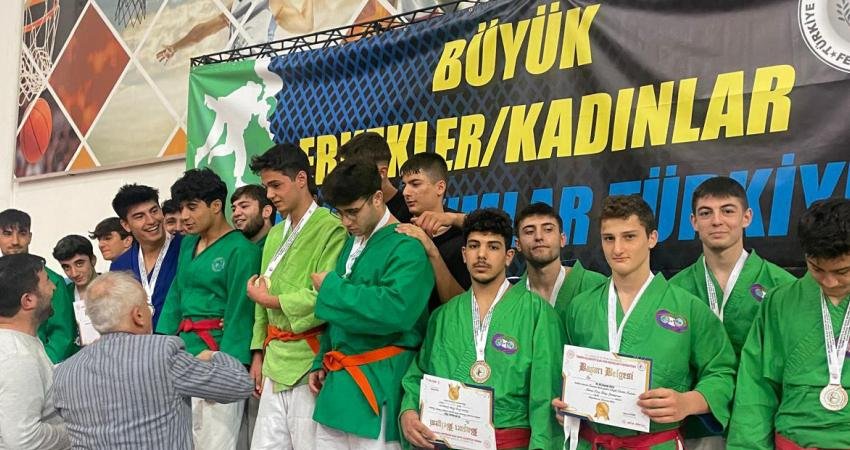 Karaman’da düzenlenen Kuraş Büyük Kadınlar ve Erkekler Takım Müsabakaları’nda mücadele