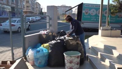 Sevgi Mahallesi Muhtarı Nilüfer Karabacak, mahalle sakinleriyle birlikte topladığı atıkları