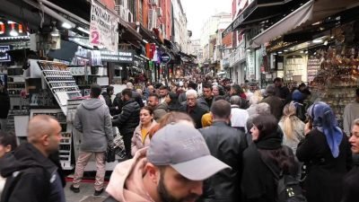 İstanbul'da alışverişin sembol adreslerinden Mahmutpaşa'da ANKA Haber Ajansı'na konuşan vatandaşlar,