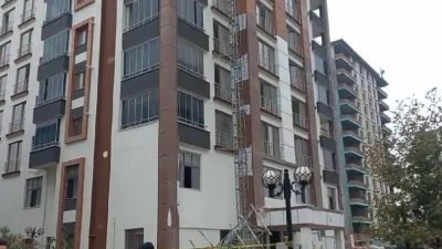 Malatya'da tadilat işleminin yapıldığı bir binada iskelenin çökmesi sonucu 2