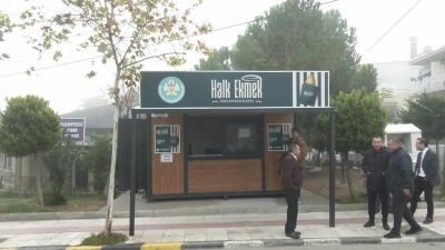 Şehzadeler ilçesi Kazım Karabekir Mahallesi'ndeki halk ekmek büfesinin açılışını yapan
