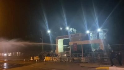 Kayyum atanan Mardin Büyükşehir Belediyesi önünde CHP Lideri Özgür Özel
