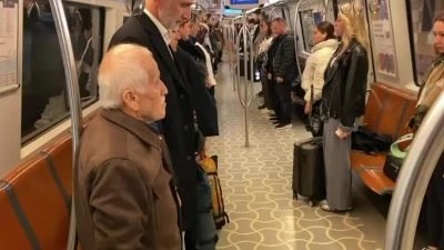 İstanbul'da metrolarda yolculuk yapan vatandaşlar saatler 09.05’i gösterdiğinde tüm Türkiye'yle