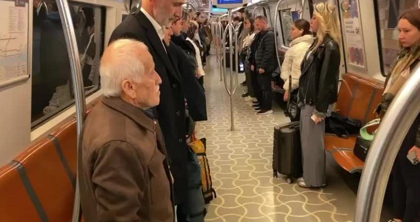 İstanbul'da metrolarda yolculuk yapan vatandaşlar saatler 09.05’i gösterdiğinde tüm Türkiye'yle