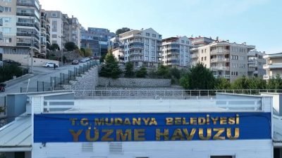 Mudanya Belediyesi, sadece yaz aylarında hizmet verebilen yüzme havuzunun üstünün