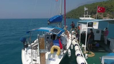Muğla Büyükşehir Belediyesi, sekiz adet atık alım teknesiyle koylardaki teknelerden