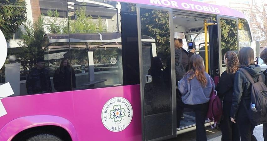Muğla Büyükşehir Belediyesi, 25 Kasım’da ‘Mor Otobüs’ ve ‘Mor Durak’ uygulamalarını hizmete sokuyor Muğla Büyükşehir Belediyesi, 25 Kasım Kadına Yönelik Şiddetle Mücadele Günü’nde,