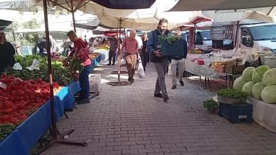 Osmaniye'nin Kadirli ilçesinde bir adet nar 31 liradan satılıyor. Pazar