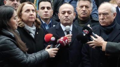 CHP heyeti bugün de iktidarın kayyım politikasını Esenyurt Belediyesi önünde