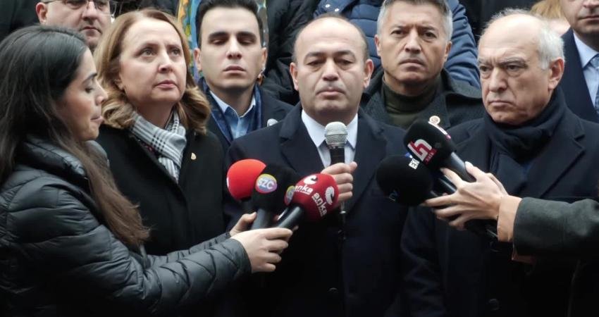 CHP heyeti bugün de iktidarın kayyım politikasını Esenyurt Belediyesi önünde