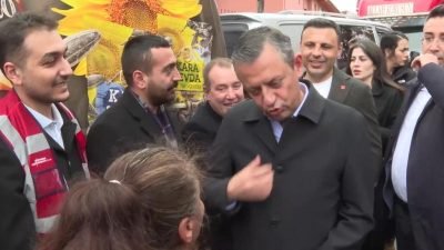 Cumhuriyet Halk Partisi Genel Başkanı Özgür Özel İstanbul'da pazarcı esnafı