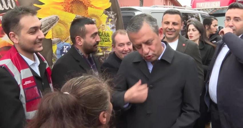 Cumhuriyet Halk Partisi Genel Başkanı Özgür Özel İstanbul'da pazarcı esnafı